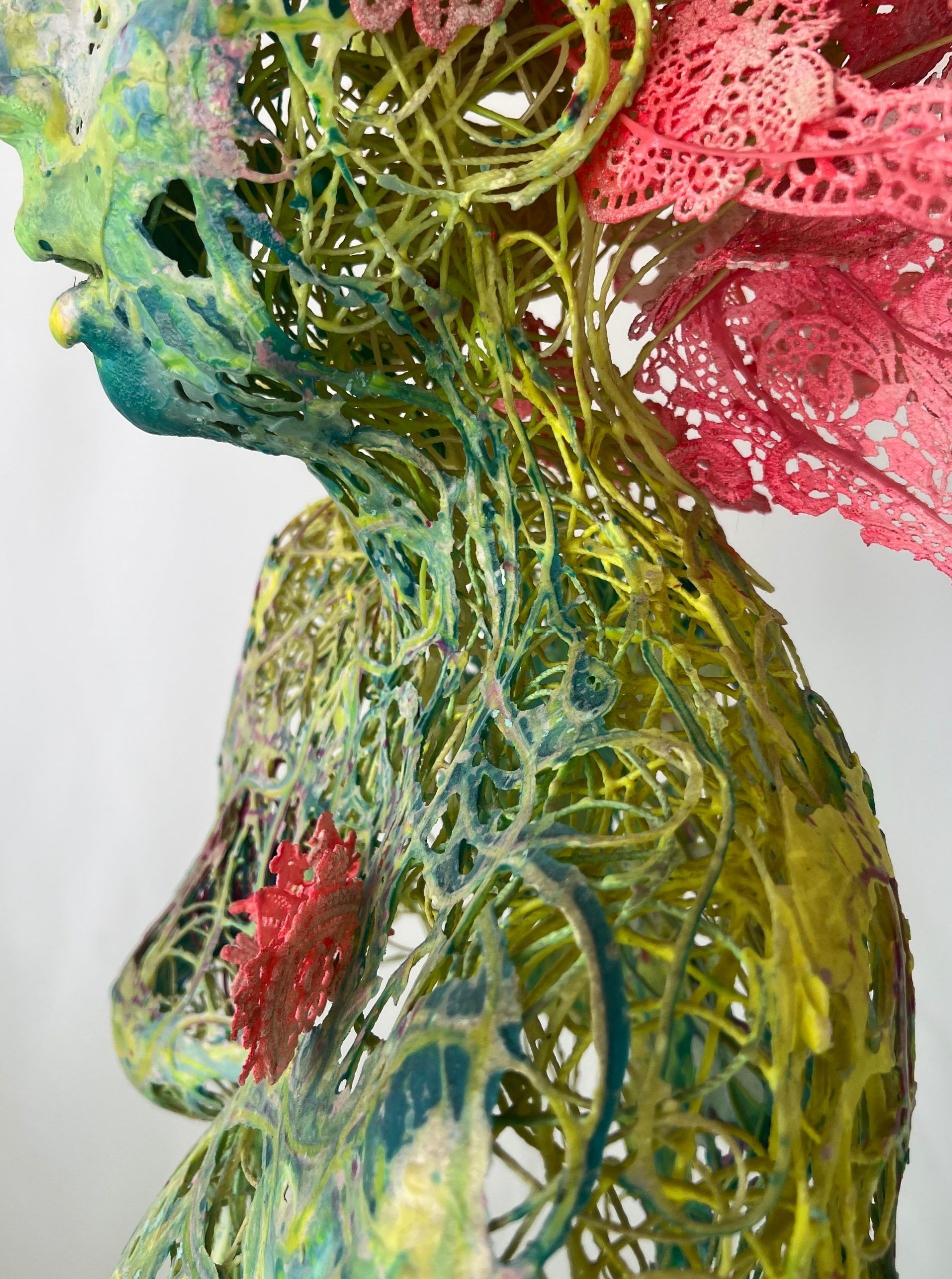 Lote 006 - María Santamaría - Ninfa hipersensible - Escultura aérea. Resina pigmentada con hilo de polipropileno y encaje - Imagen 2