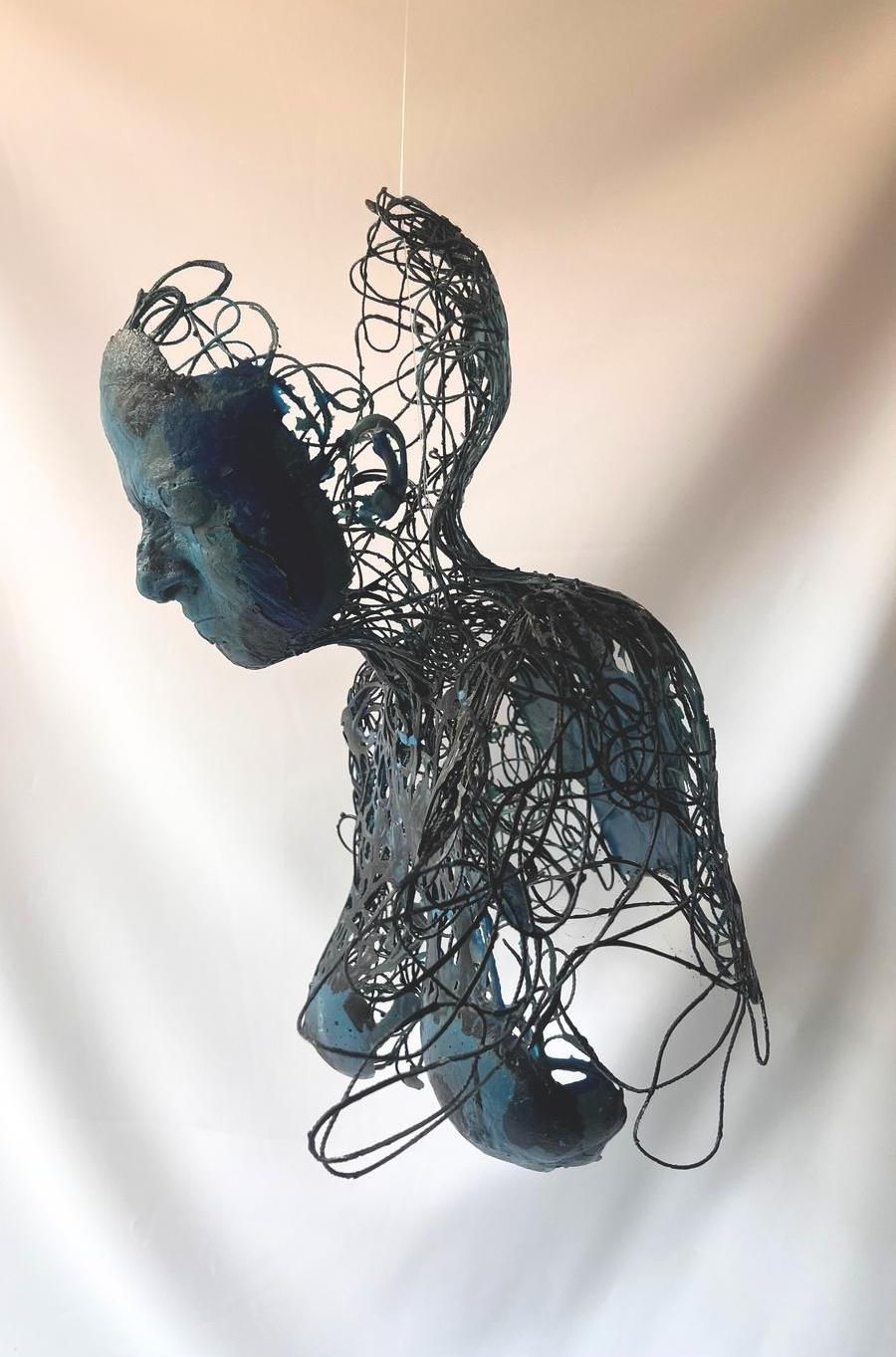 Lote 047 - María Santamaría - Enfado, 2021 - Escultura aérea. Resina pigmentada con hilo de polipropileno y fibra de vidrio - Imagen 4