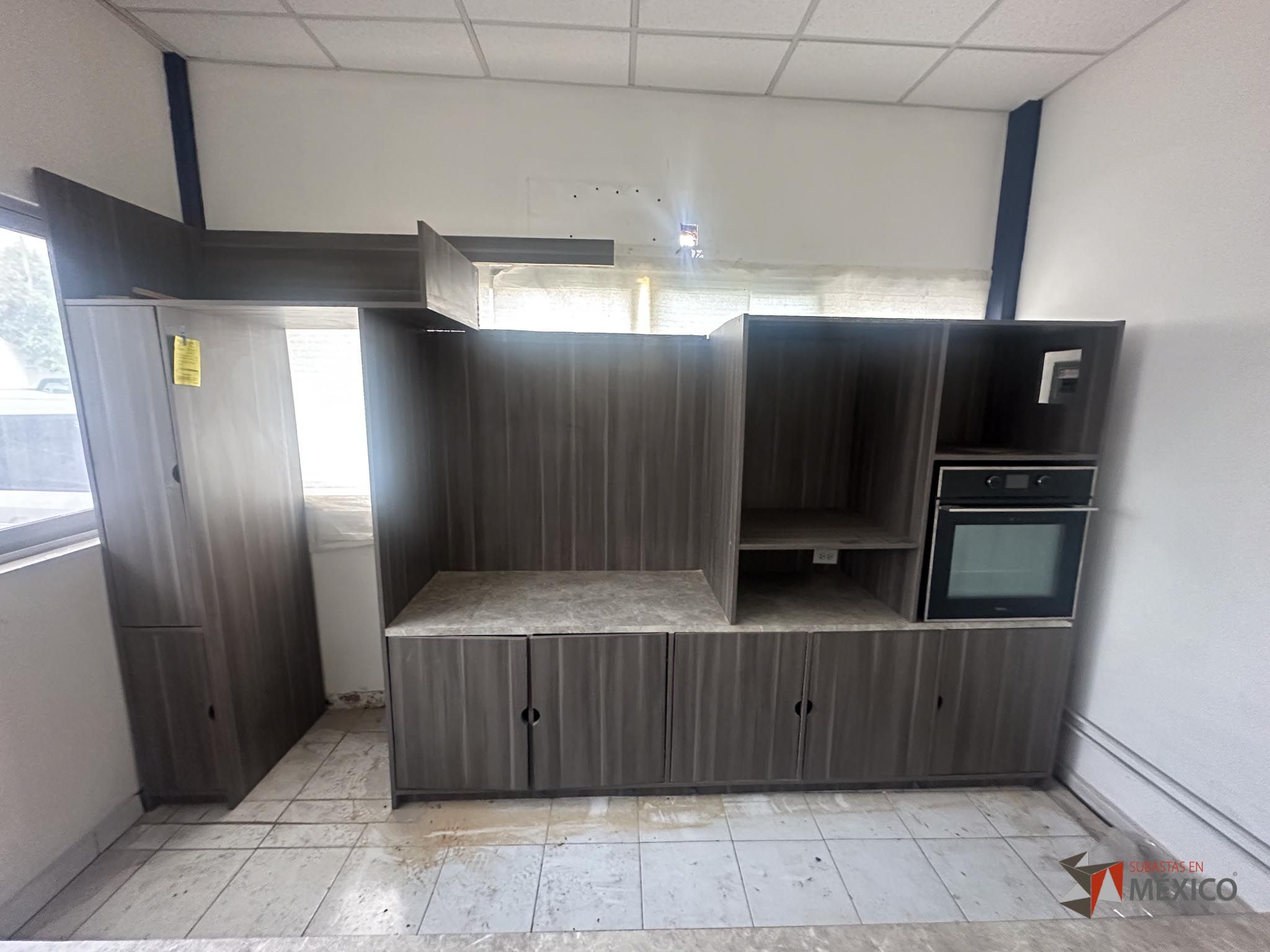 Lote 132 - Mueble de madera con espacios, parrilla eléctrica, campana extractora y tarja - Imagen 2