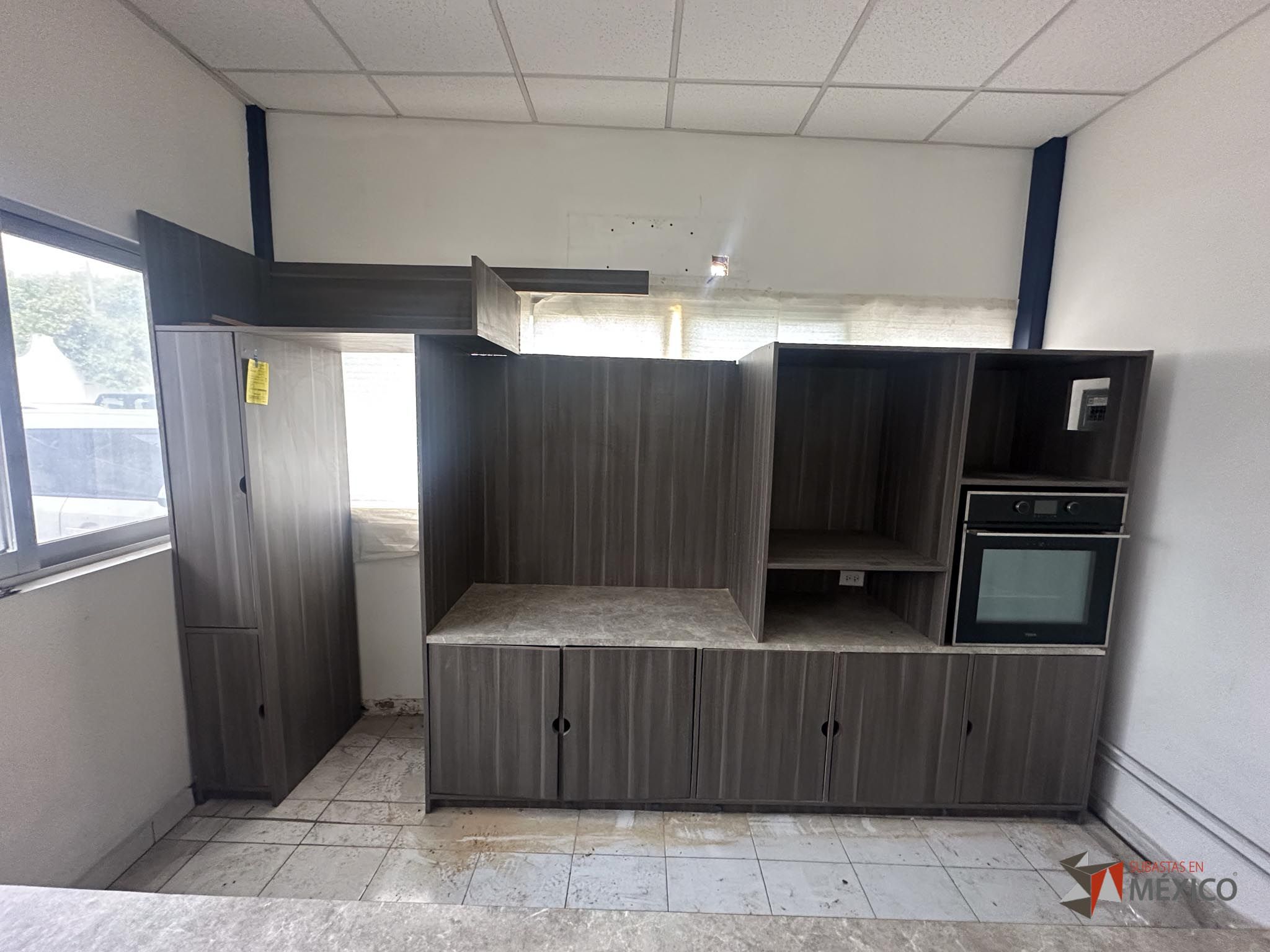 Lote 132 - Mueble de madera con espacios, parrilla eléctrica, campana extractora y tarja - Imagen 3