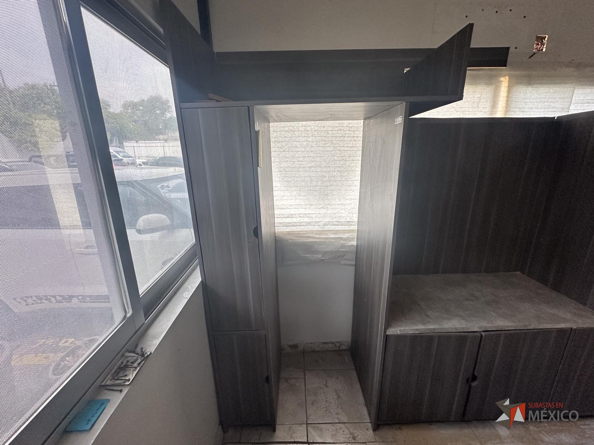 Lote 132 - Mueble de madera con espacios, parrilla eléctrica, campana extractora y tarja - Imagen 4