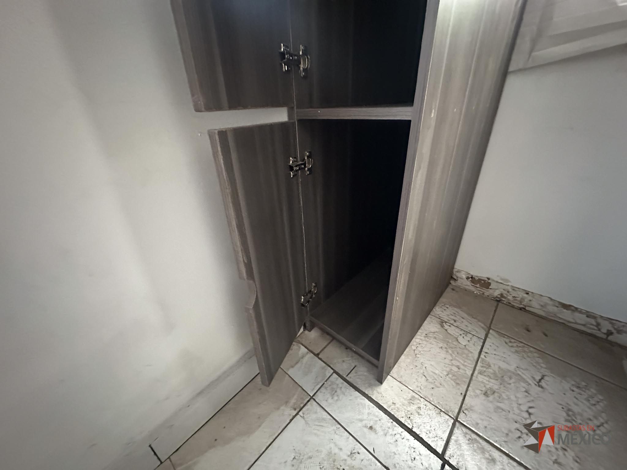 Lote 132 - Mueble de madera con espacios, parrilla eléctrica, campana extractora y tarja - Imagen 5