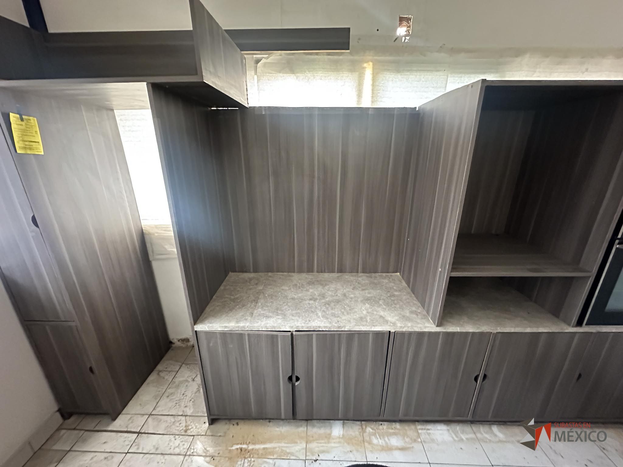 Lote 132 - Mueble de madera con espacios, parrilla eléctrica, campana extractora y tarja - Imagen 7