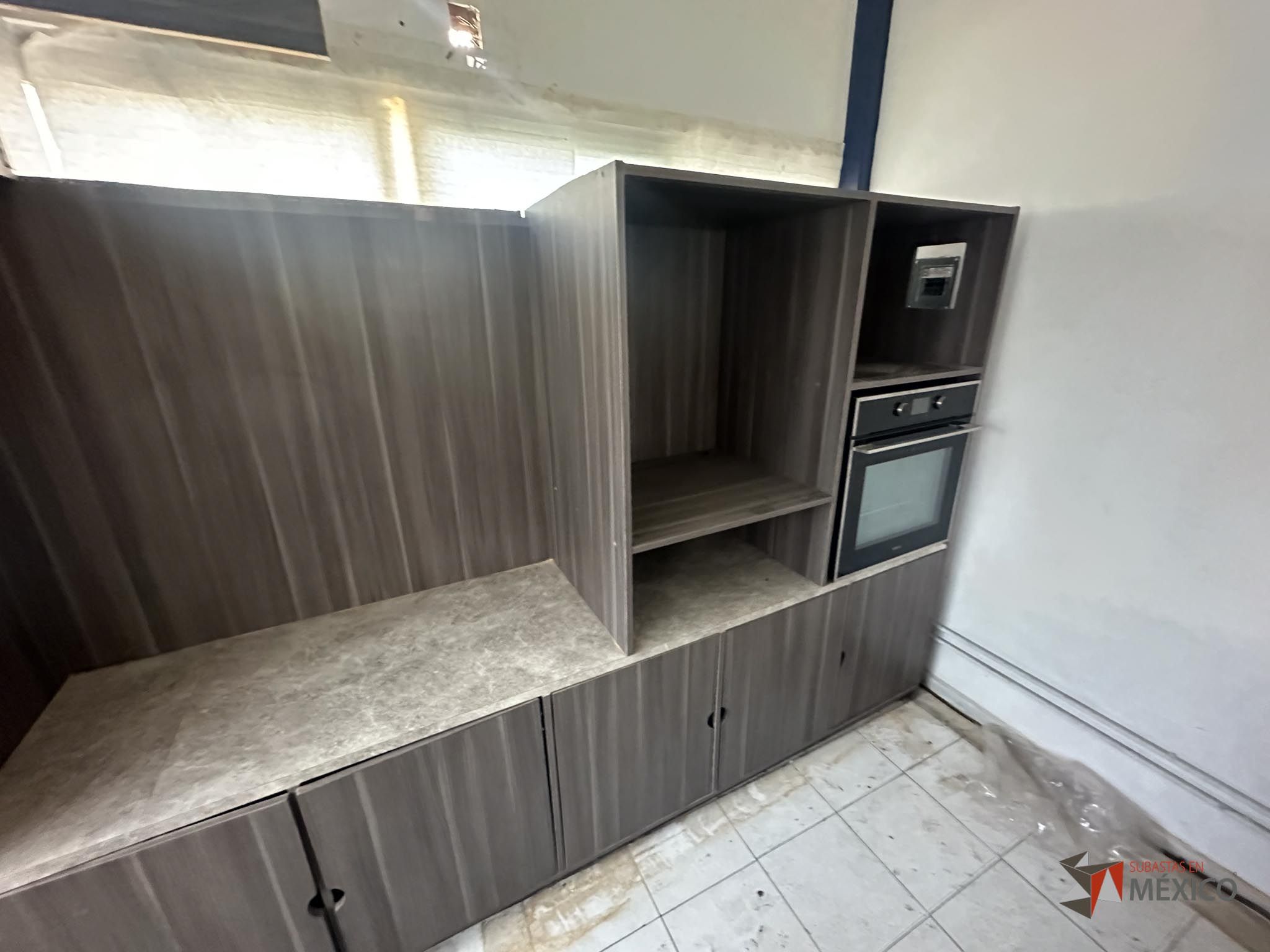 Lote 132 - Mueble de madera con espacios, parrilla eléctrica, campana extractora y tarja - Imagen 8
