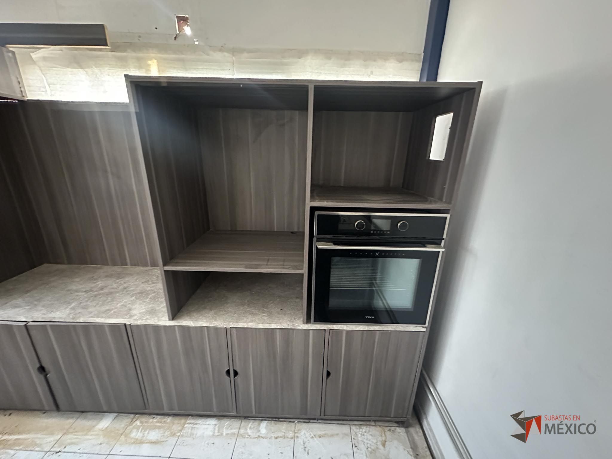 Lote 132 - Mueble de madera con espacios, parrilla eléctrica, campana extractora y tarja - Imagen 9
