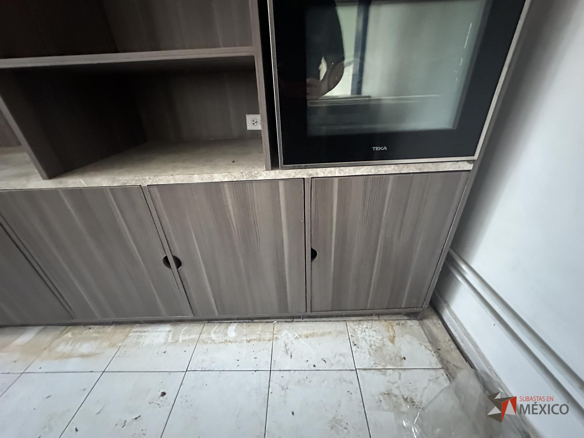 Lote 132 - Mueble de madera con espacios, parrilla eléctrica, campana extractora y tarja - Imagen 10