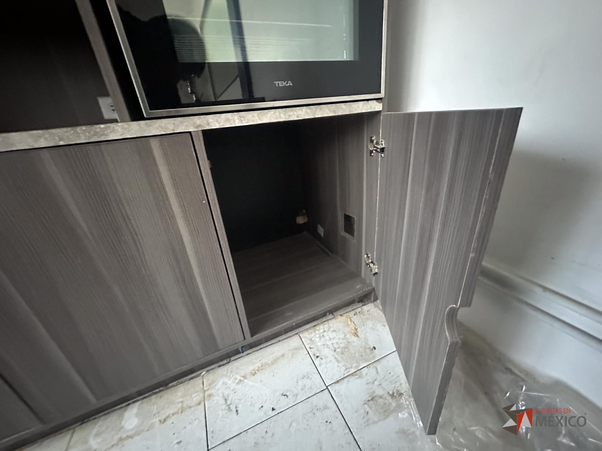 Lote 132 - Mueble de madera con espacios, parrilla eléctrica, campana extractora y tarja - Imagen 11