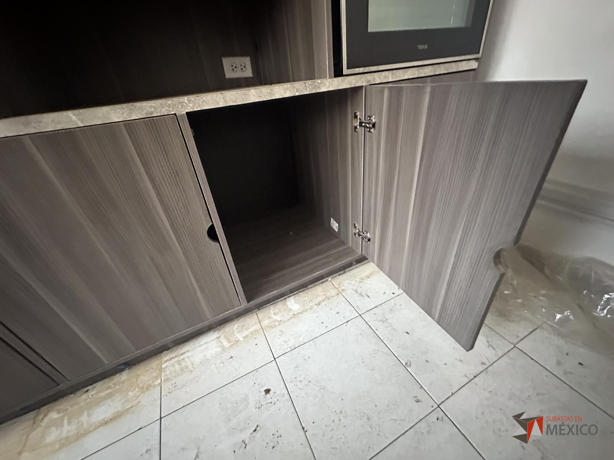 Lote 132 - Mueble de madera con espacios, parrilla eléctrica, campana extractora y tarja - Imagen 12