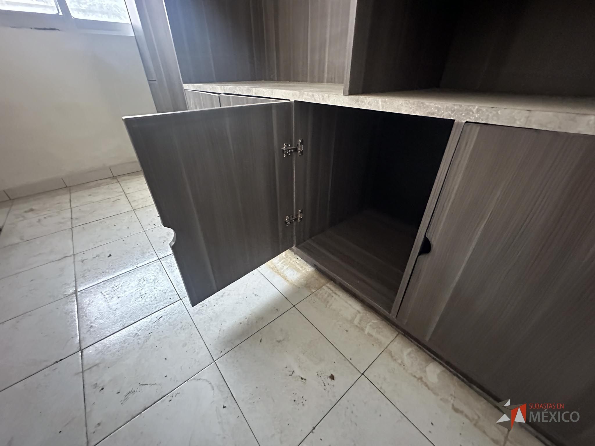 Lote 132 - Mueble de madera con espacios, parrilla eléctrica, campana extractora y tarja - Imagen 13