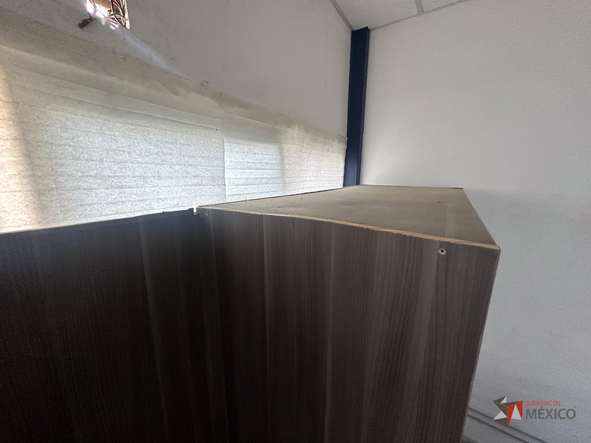 Lote 132 - Mueble de madera con espacios, parrilla eléctrica, campana extractora y tarja - Imagen 15