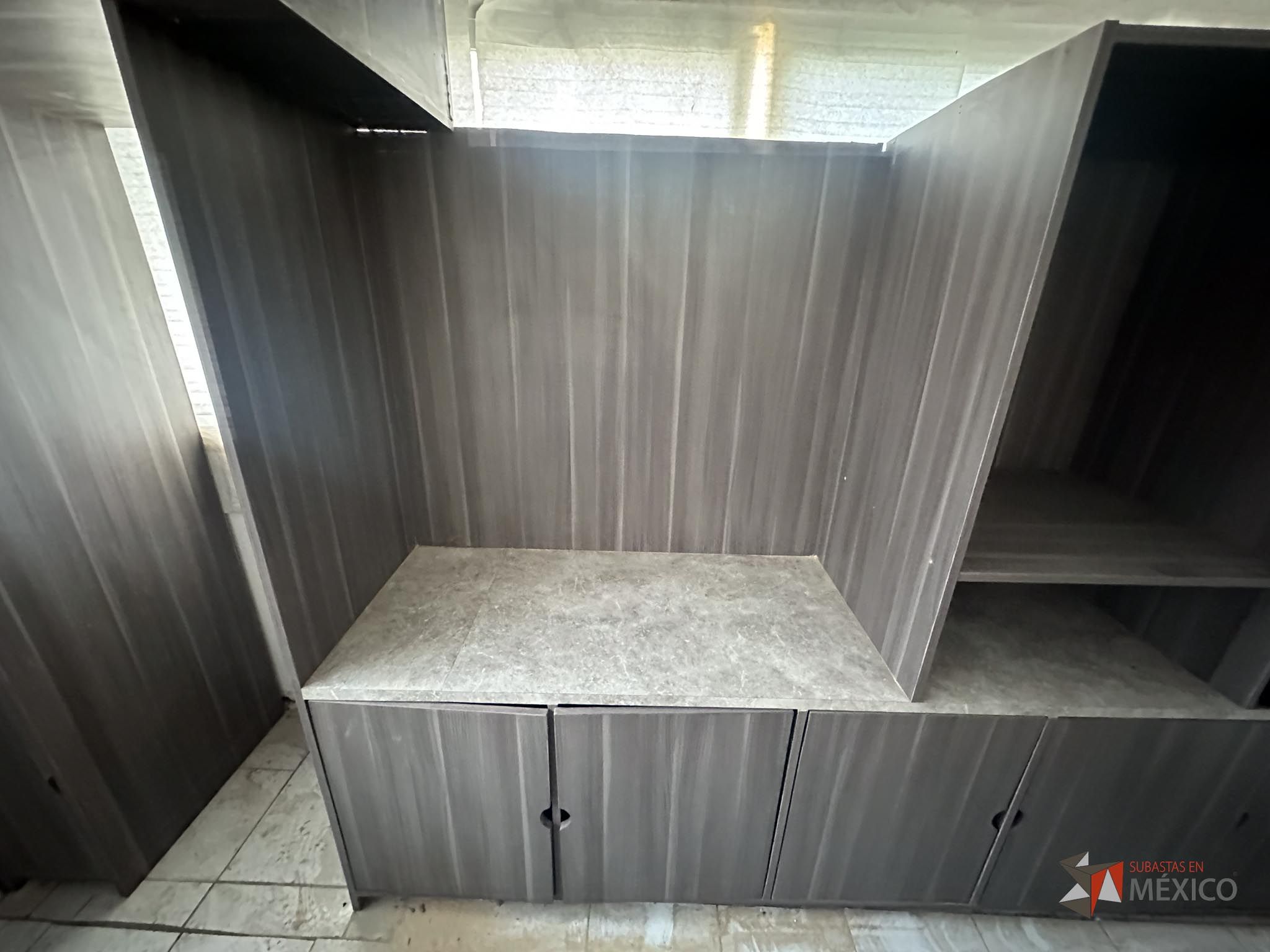 Lote 132 - Mueble de madera con espacios, parrilla eléctrica, campana extractora y tarja - Imagen 16