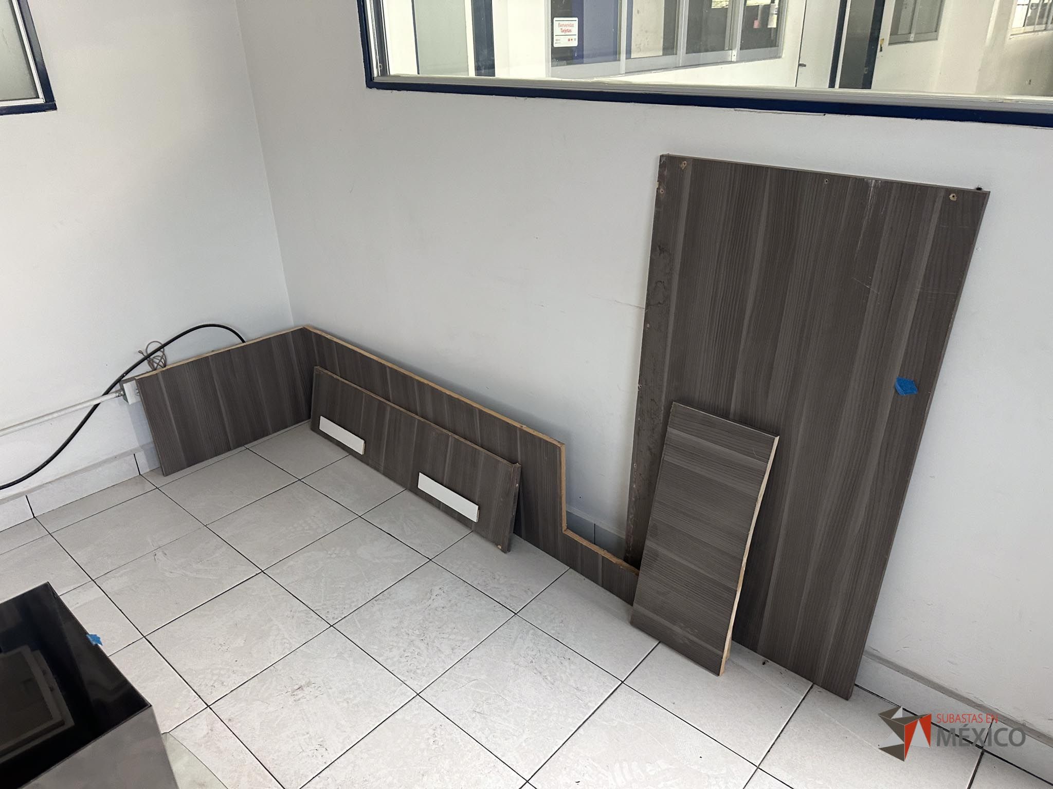 Lote 132 - Mueble de madera con espacios, parrilla eléctrica, campana extractora y tarja - Imagen 17