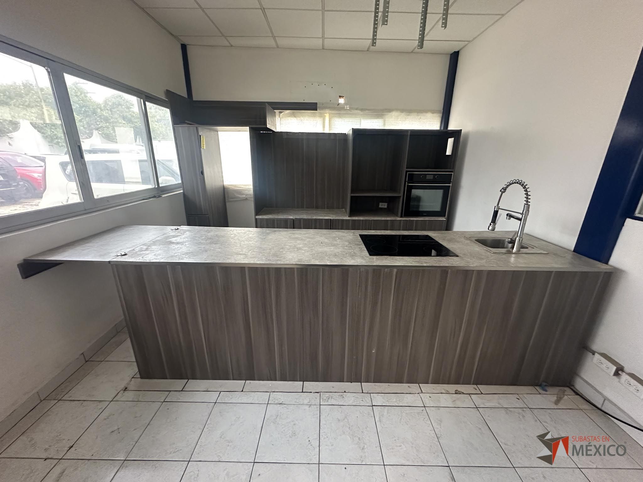 Lote 132 - Mueble de madera con espacios, parrilla eléctrica, campana extractora y tarja