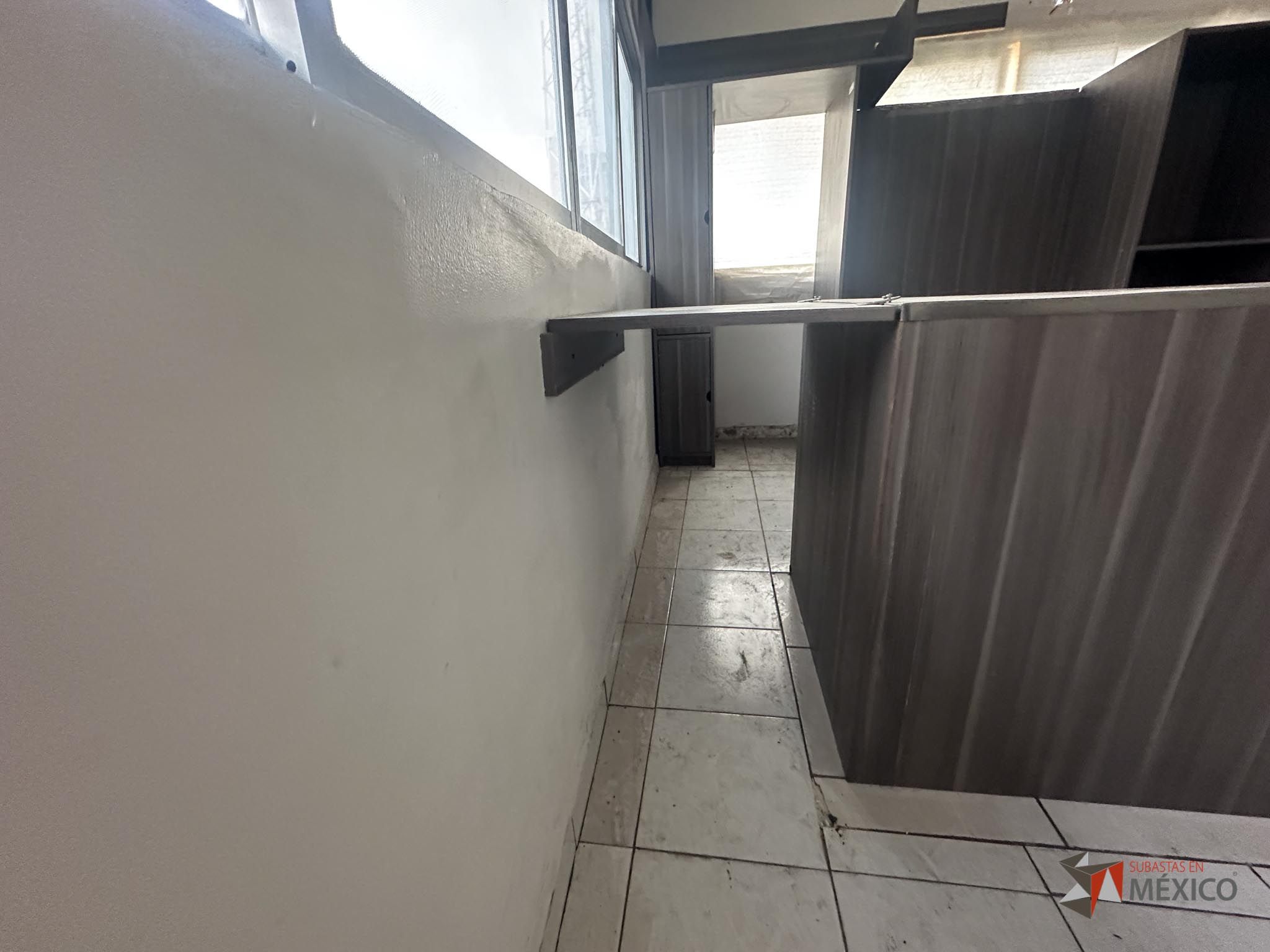 Lote 132 - Mueble de madera con espacios, parrilla eléctrica, campana extractora y tarja - Imagen 18