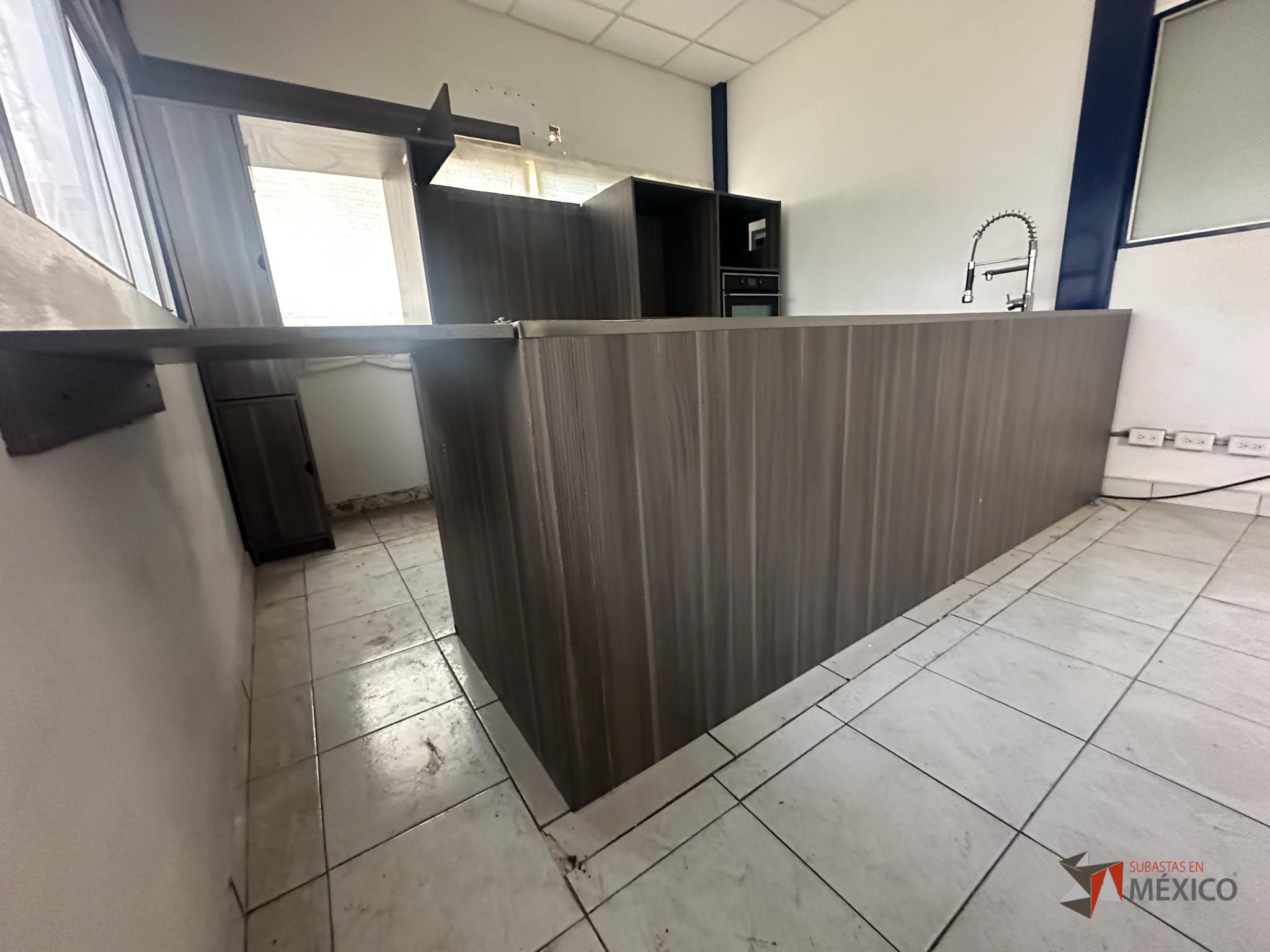 Lote 132 - Mueble de madera con espacios, parrilla eléctrica, campana extractora y tarja - Imagen 19