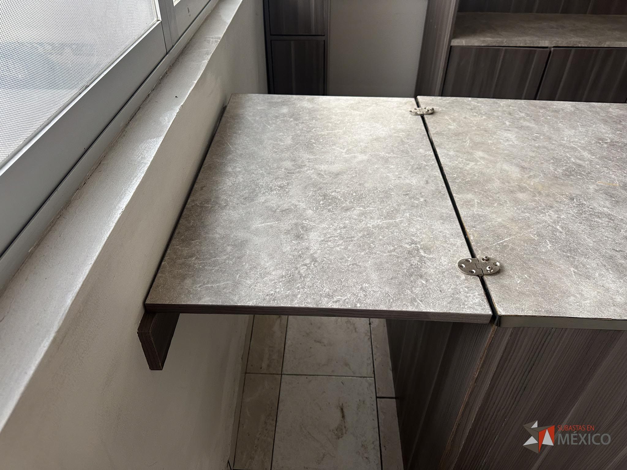 Lote 132 - Mueble de madera con espacios, parrilla eléctrica, campana extractora y tarja - Imagen 20