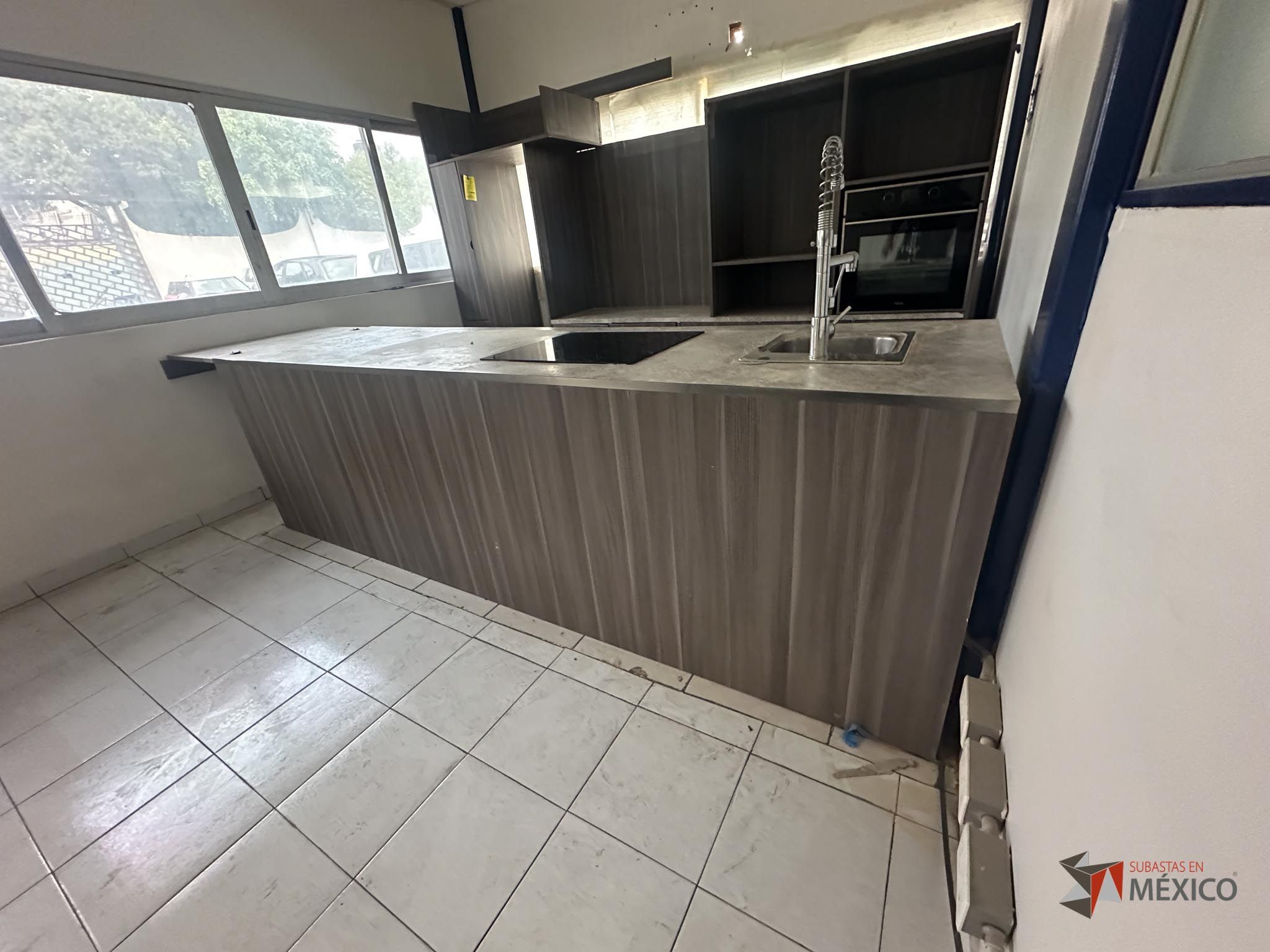 Lote 132 - Mueble de madera con espacios, parrilla eléctrica, campana extractora y tarja - Imagen 22