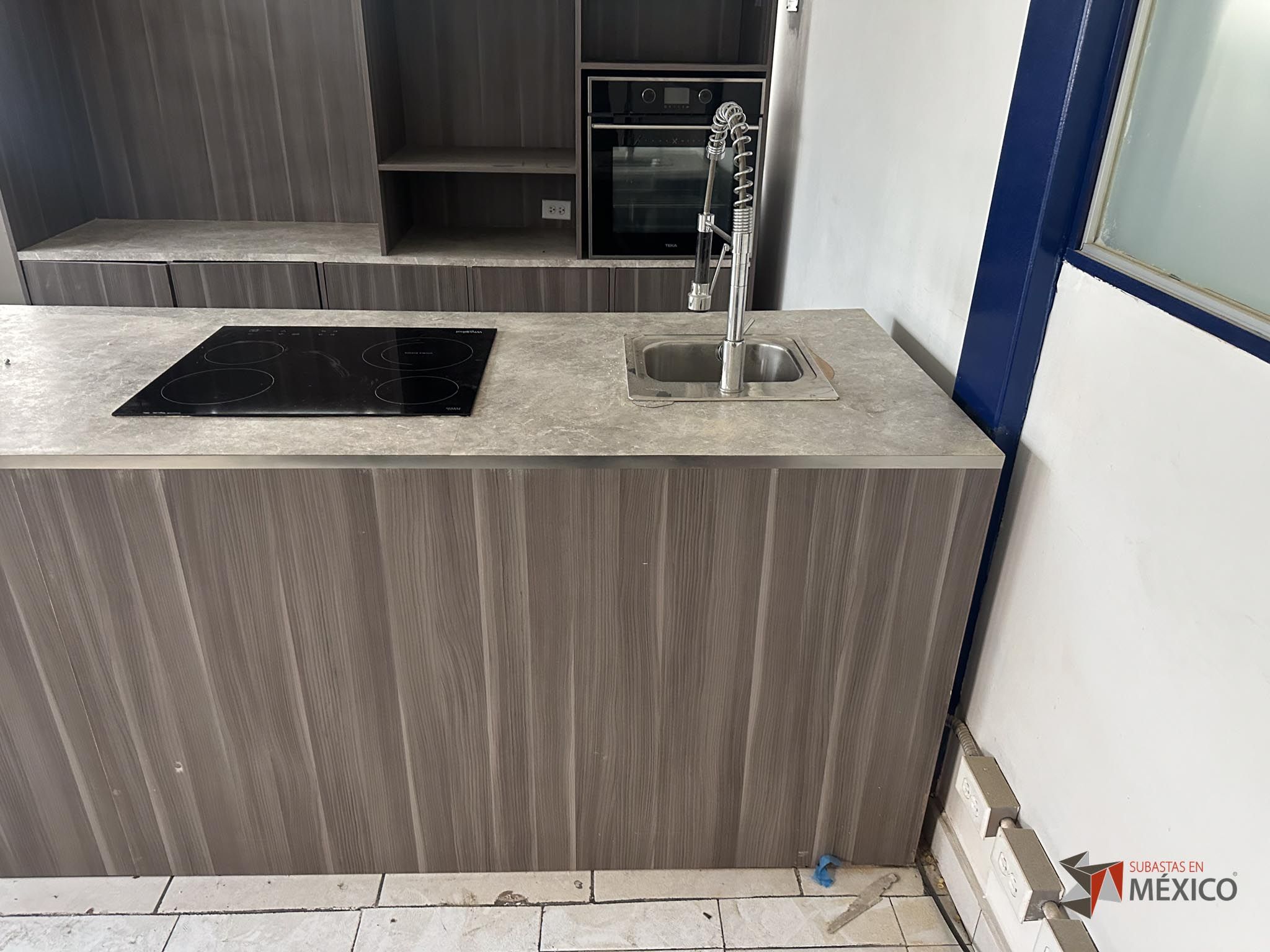 Lote 132 - Mueble de madera con espacios, parrilla eléctrica, campana extractora y tarja - Imagen 23