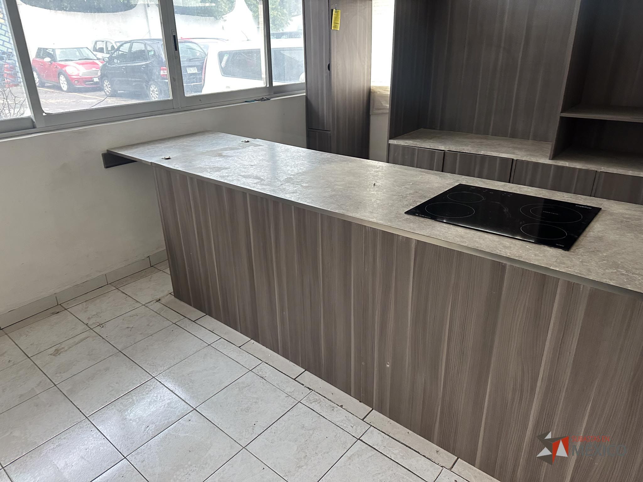 Lote 132 - Mueble de madera con espacios, parrilla eléctrica, campana extractora y tarja - Imagen 24