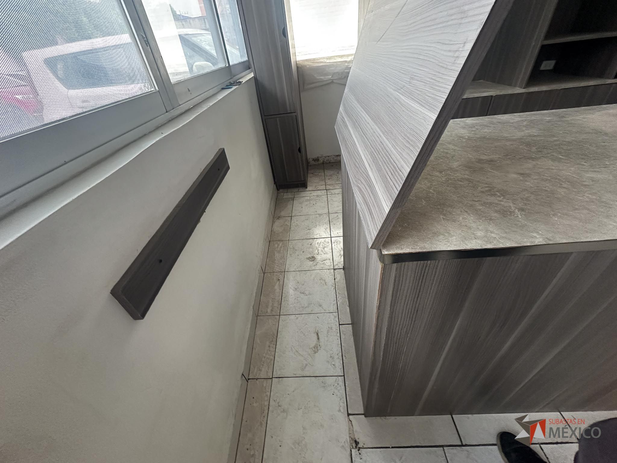 Lote 132 - Mueble de madera con espacios, parrilla eléctrica, campana extractora y tarja - Imagen 25