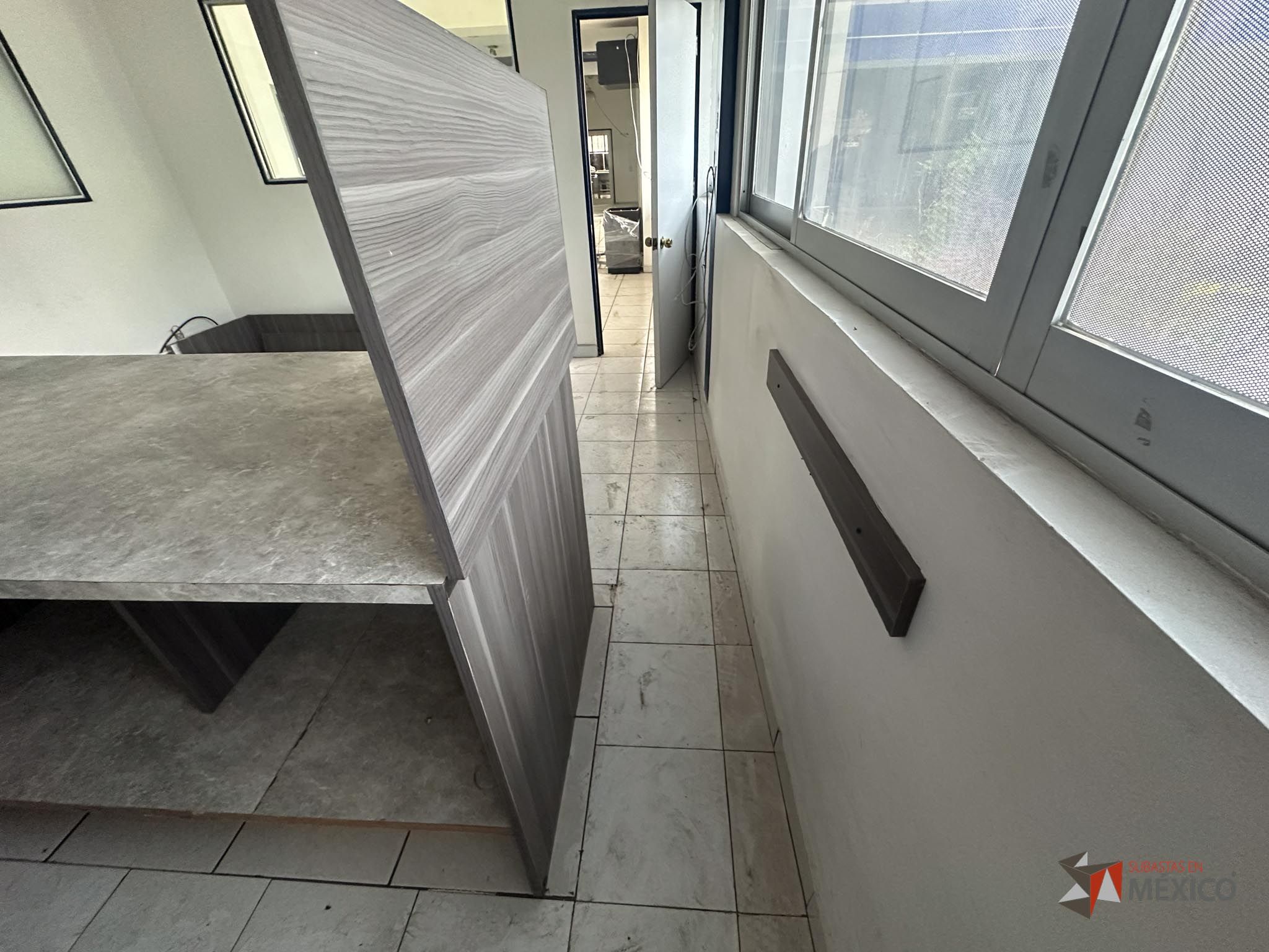 Lote 132 - Mueble de madera con espacios, parrilla eléctrica, campana extractora y tarja - Imagen 26