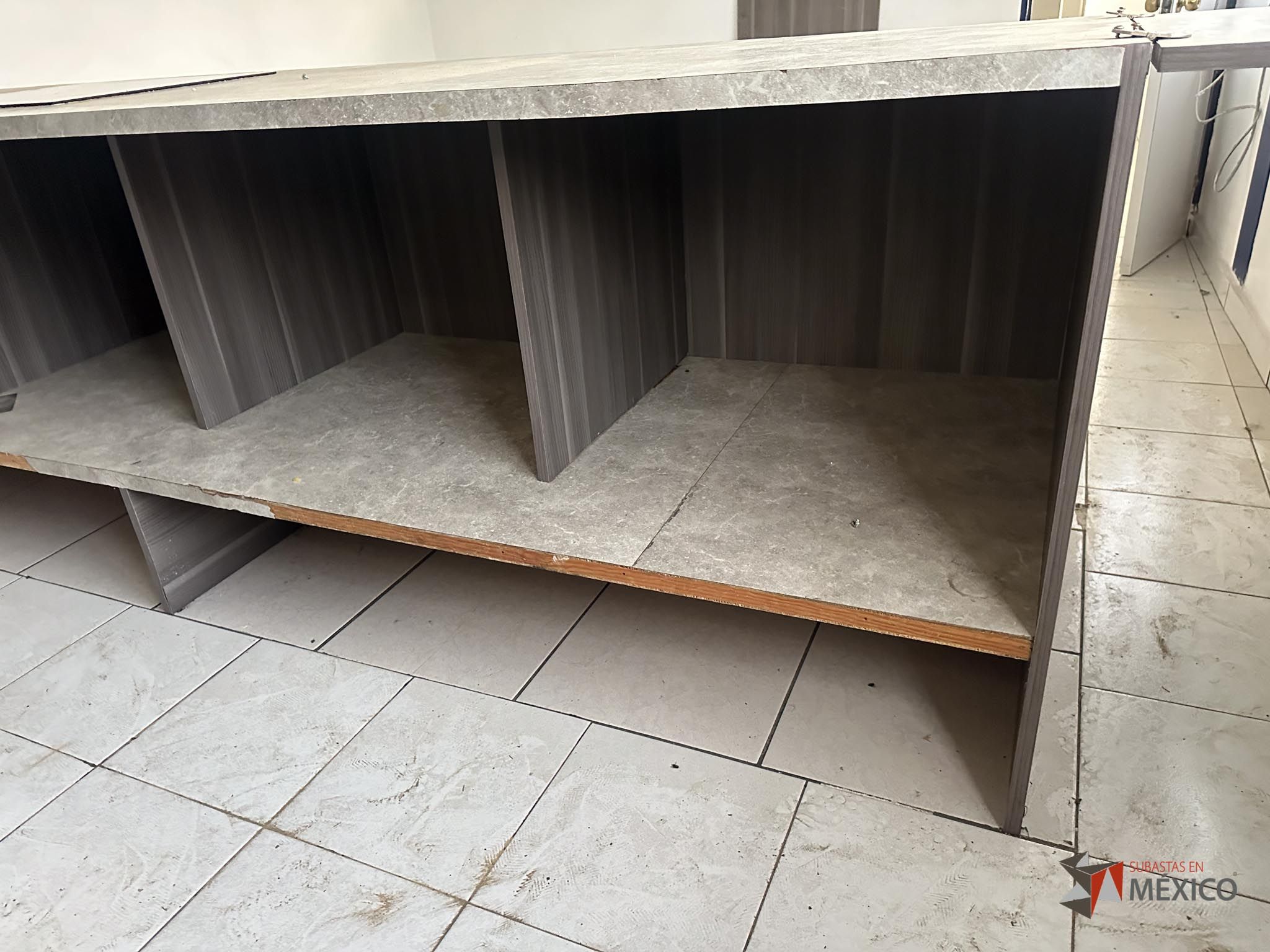 Lote 132 - Mueble de madera con espacios, parrilla eléctrica, campana extractora y tarja - Imagen 27