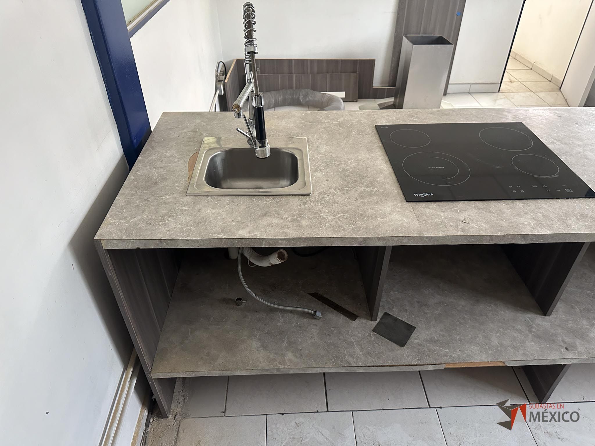 Lote 132 - Mueble de madera con espacios, parrilla eléctrica, campana extractora y tarja - Imagen 28