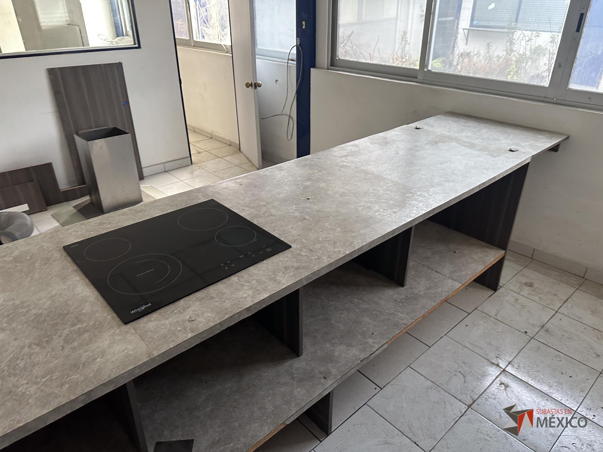 Lote 132 - Mueble de madera con espacios, parrilla eléctrica, campana extractora y tarja - Imagen 29