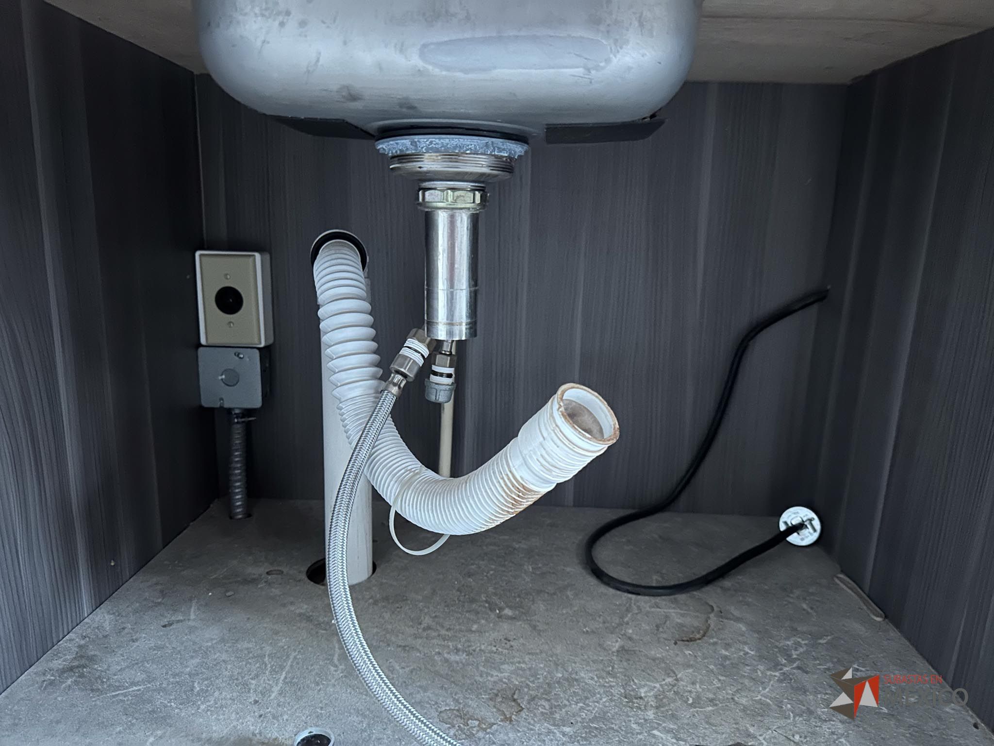 Lote 132 - Mueble de madera con espacios, parrilla eléctrica, campana extractora y tarja - Imagen 36
