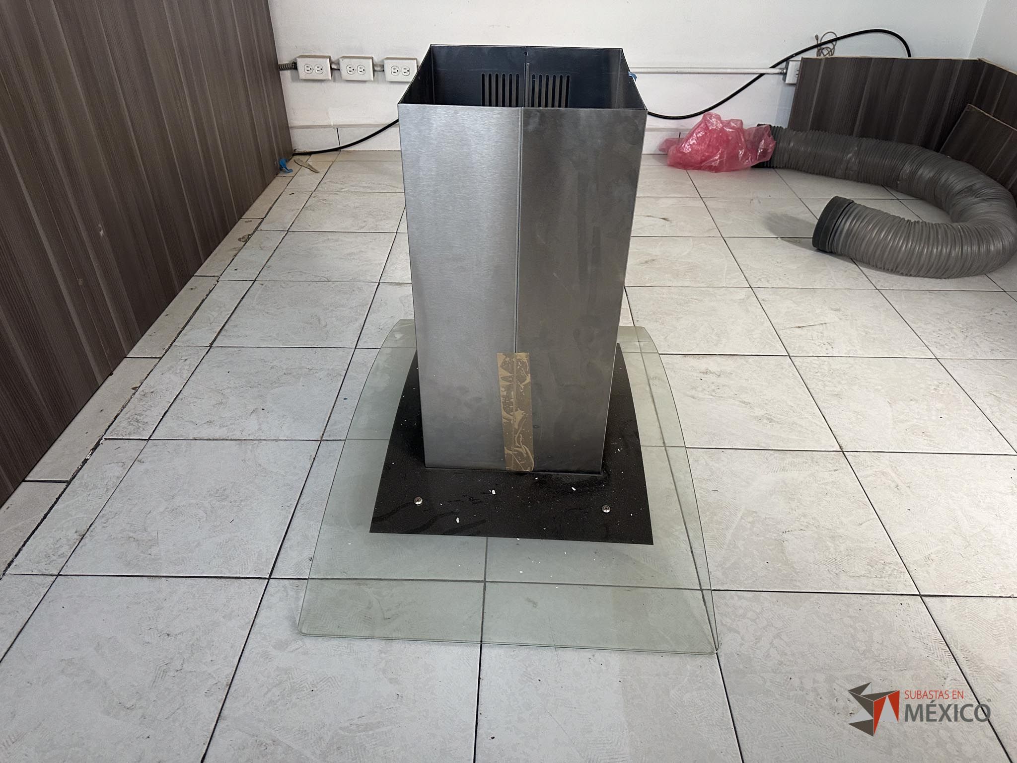 Lote 132 - Mueble de madera con espacios, parrilla eléctrica, campana extractora y tarja - Imagen 44