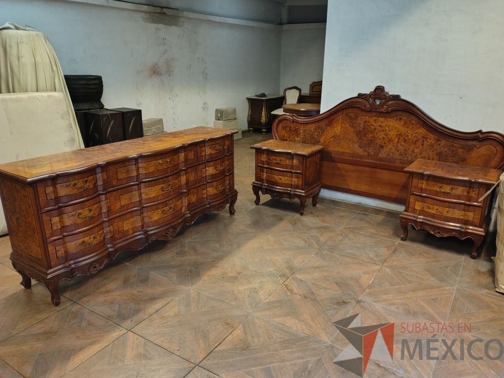 Lote 011 - Recamara de madera con chapa de raíz de olmo, compuesta por cabecera, 2 buros y 1 cajonera