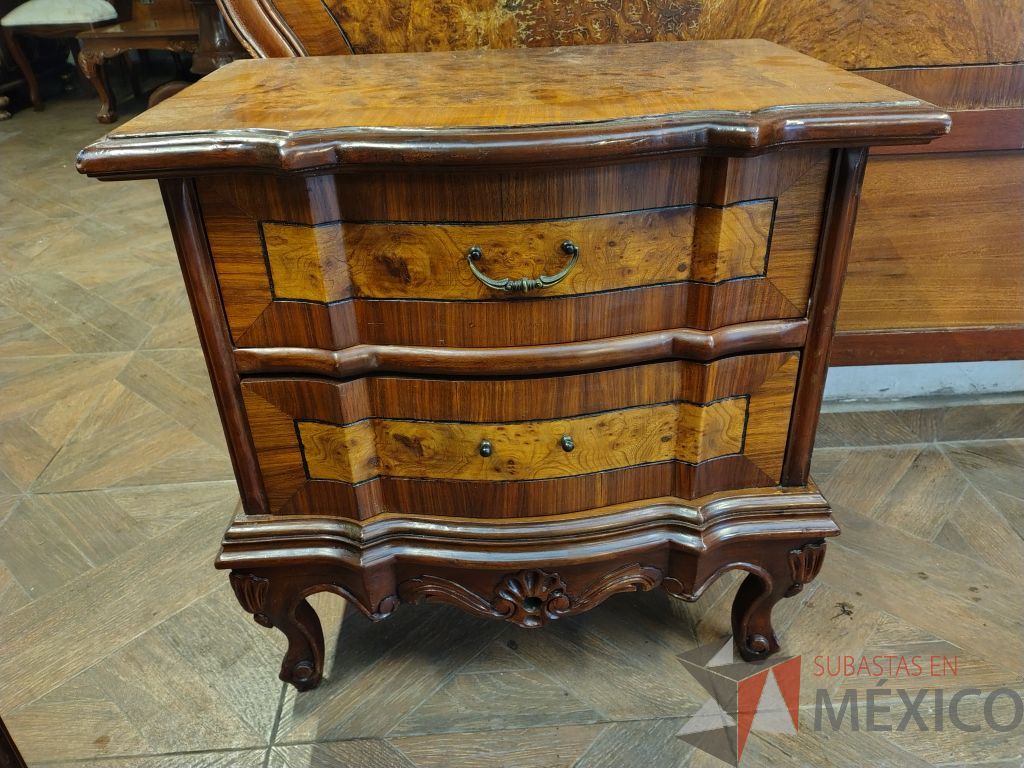 Lote 011 - Recamara de madera con chapa de raíz de olmo, compuesta por cabecera, 2 buros y 1 cajonera - Imagen 3