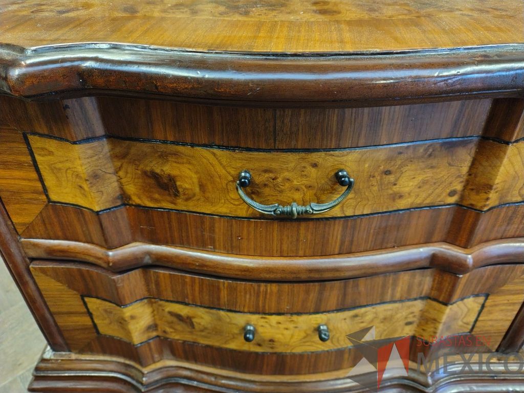 Lote 011 - Recamara de madera con chapa de raíz de olmo, compuesta por cabecera, 2 buros y 1 cajonera - Imagen 4