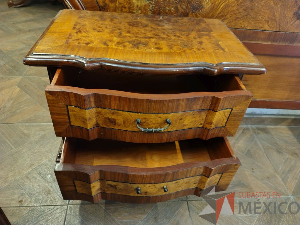 Lote 011 - Recamara de madera con chapa de raíz de olmo, compuesta por cabecera, 2 buros y 1 cajonera - Imagen 6