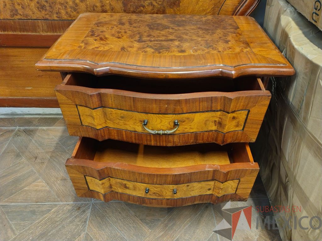 Lote 011 - Recamara de madera con chapa de raíz de olmo, compuesta por cabecera, 2 buros y 1 cajonera - Imagen 7