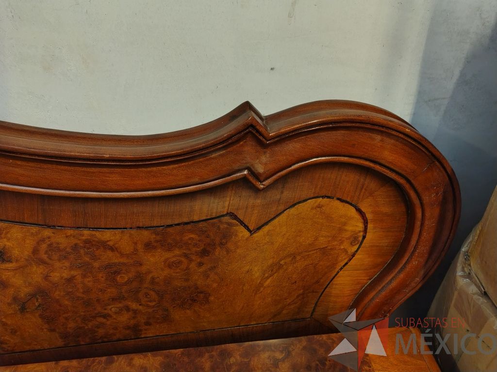 Lote 011 - Recamara de madera con chapa de raíz de olmo, compuesta por cabecera, 2 buros y 1 cajonera - Imagen 9