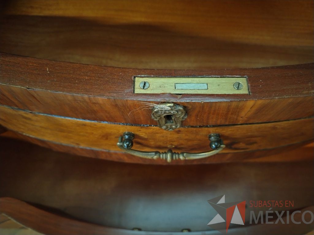 Lote 011 - Recamara de madera con chapa de raíz de olmo, compuesta por cabecera, 2 buros y 1 cajonera - Imagen 17