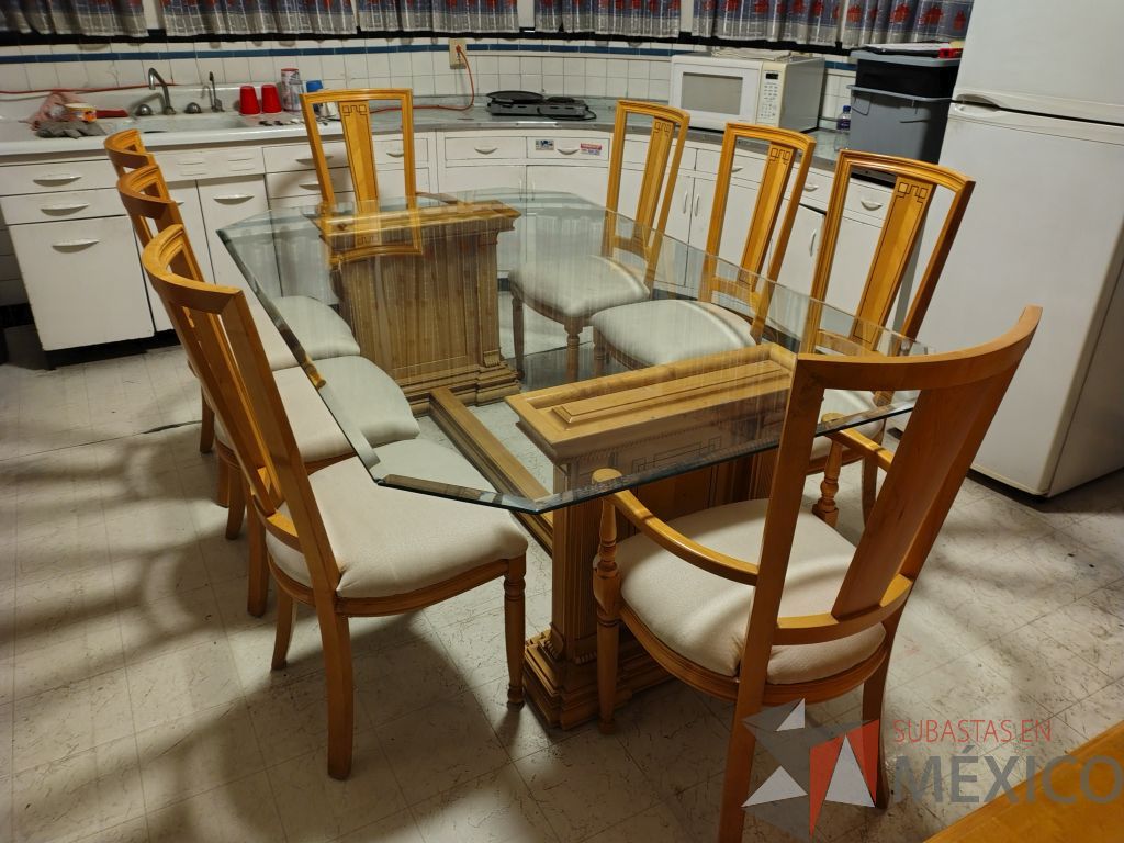 Lote 036 - Comedor para 8 personas de cubierta de vidrio y soportes de madera, trinchero de 2 puertas y 4 puertas, 8 sillas de madera y asiento en tela color blanco. - Imagen 2