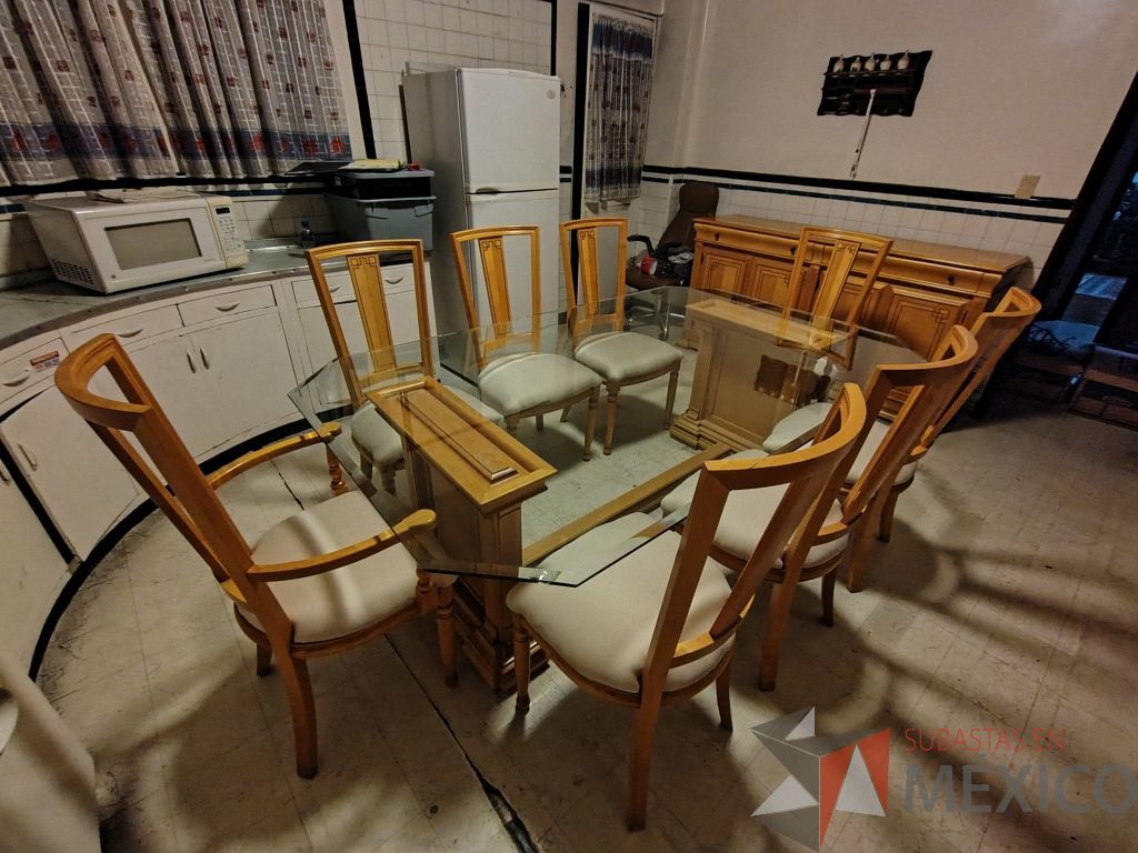 Lote 036 - Comedor para 8 personas de cubierta de vidrio y soportes de madera, trinchero de 2 puertas y 4 puertas, 8 sillas de madera y asiento en tela color blanco.