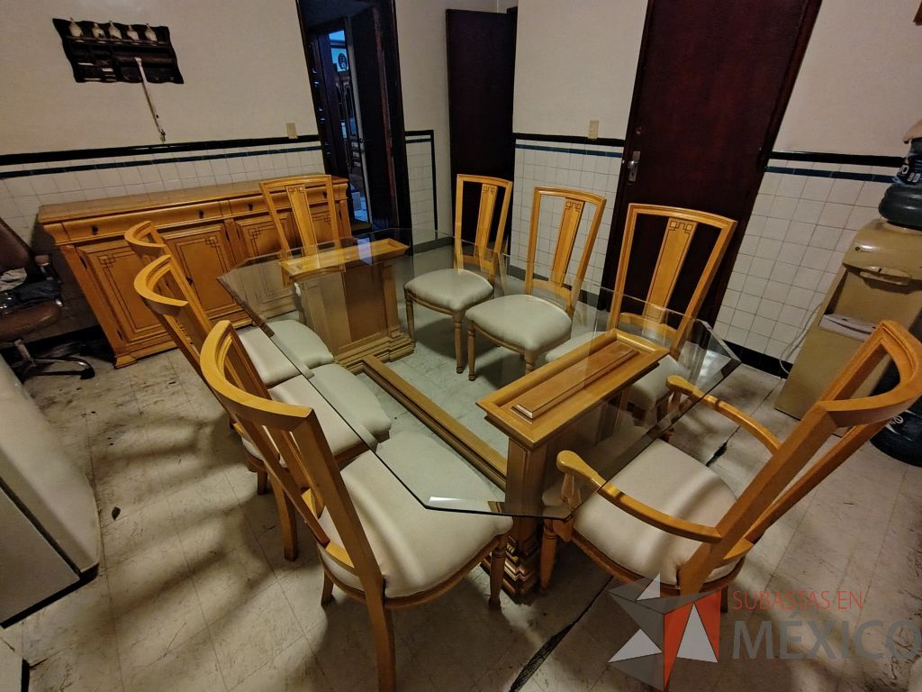 Lote 036 - Comedor para 8 personas de cubierta de vidrio y soportes de madera, trinchero de 2 puertas y 4 puertas, 8 sillas de madera y asiento en tela color blanco. - Imagen 5
