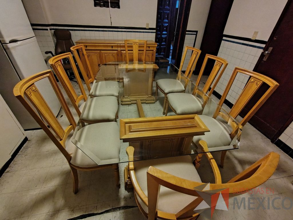 Lote 036 - Comedor para 8 personas de cubierta de vidrio y soportes de madera, trinchero de 2 puertas y 4 puertas, 8 sillas de madera y asiento en tela color blanco. - Imagen 6
