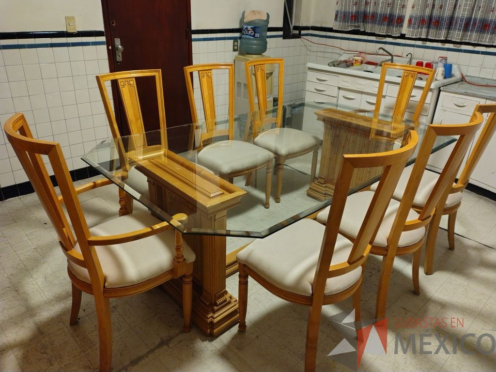 Lote 036 - Comedor para 8 personas de cubierta de vidrio y soportes de madera, trinchero de 2 puertas y 4 puertas, 8 sillas de madera y asiento en tela color blanco. - Imagen 7