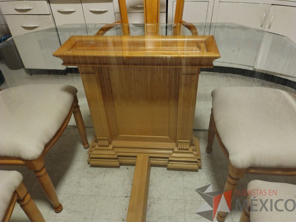 Lote 036 - Comedor para 8 personas de cubierta de vidrio y soportes de madera, trinchero de 2 puertas y 4 puertas, 8 sillas de madera y asiento en tela color blanco. - Imagen 8
