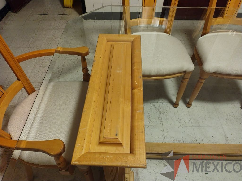 Lote 036 - Comedor para 8 personas de cubierta de vidrio y soportes de madera, trinchero de 2 puertas y 4 puertas, 8 sillas de madera y asiento en tela color blanco. - Imagen 9