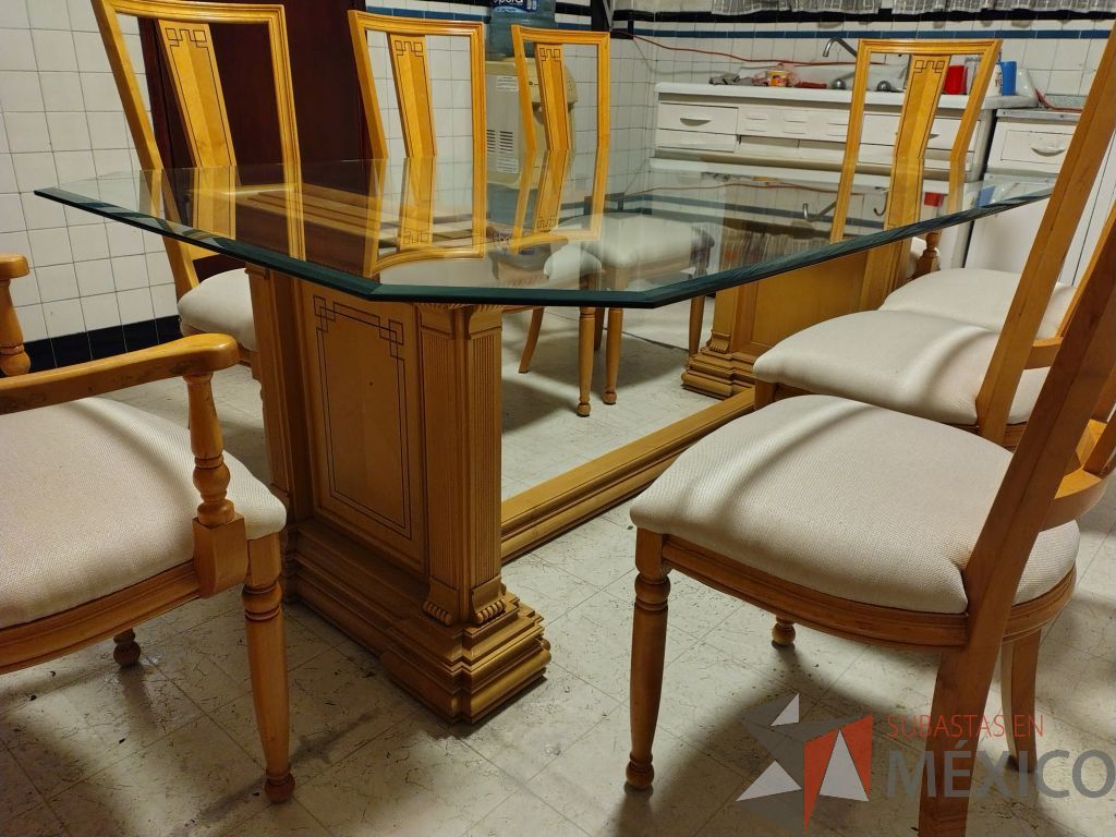 Lote 036 - Comedor para 8 personas de cubierta de vidrio y soportes de madera, trinchero de 2 puertas y 4 puertas, 8 sillas de madera y asiento en tela color blanco. - Imagen 10