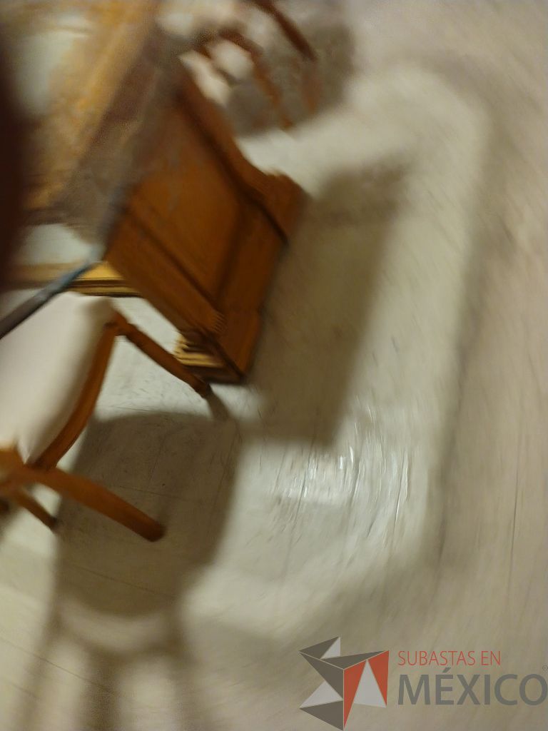 Lote 036 - Comedor para 8 personas de cubierta de vidrio y soportes de madera, trinchero de 2 puertas y 4 puertas, 8 sillas de madera y asiento en tela color blanco. - Imagen 11
