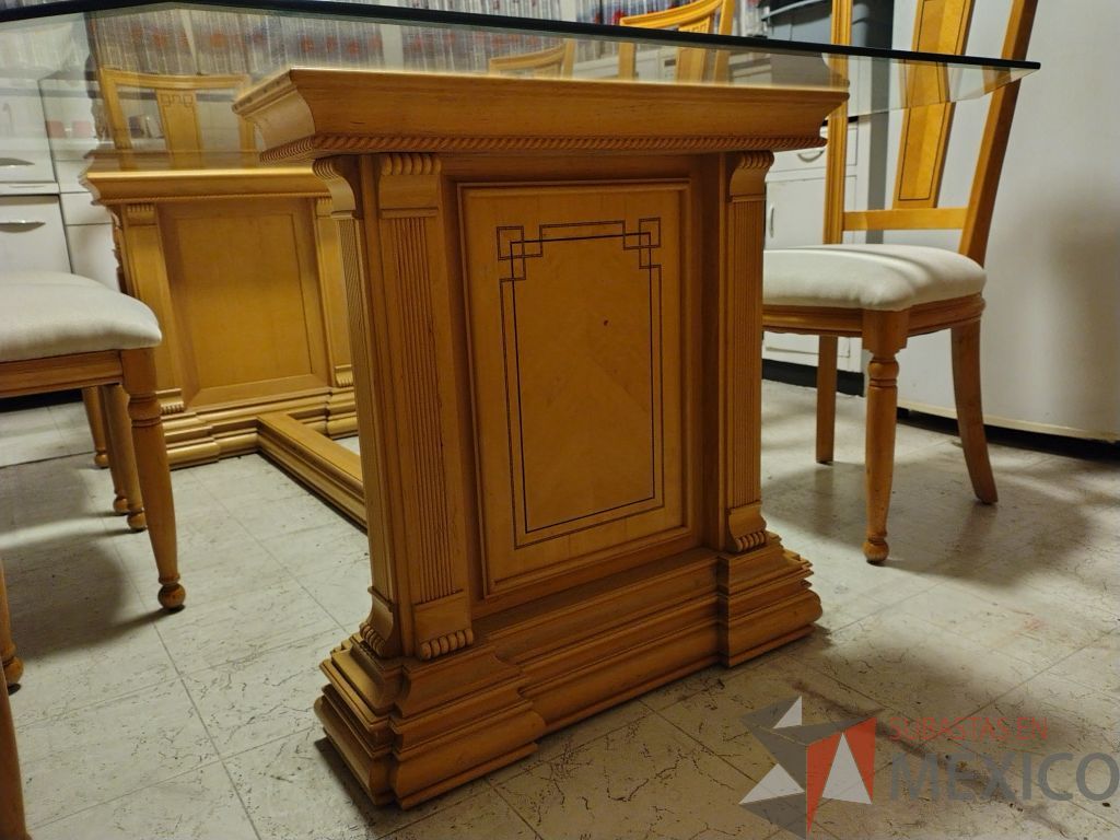 Lote 036 - Comedor para 8 personas de cubierta de vidrio y soportes de madera, trinchero de 2 puertas y 4 puertas, 8 sillas de madera y asiento en tela color blanco. - Imagen 12