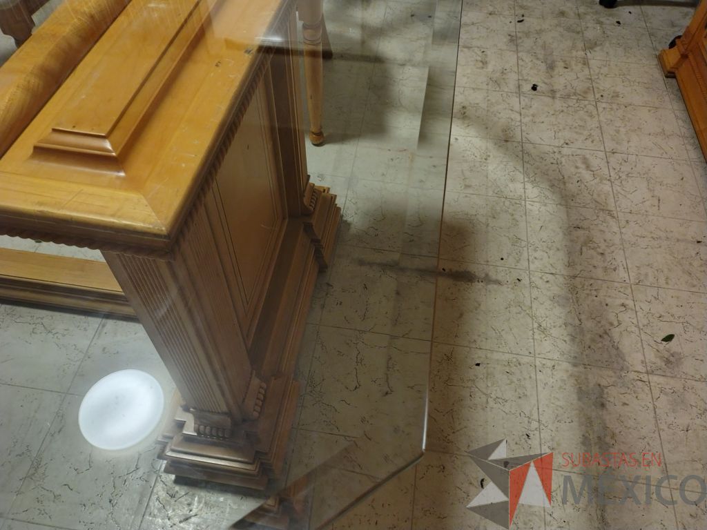 Lote 036 - Comedor para 8 personas de cubierta de vidrio y soportes de madera, trinchero de 2 puertas y 4 puertas, 8 sillas de madera y asiento en tela color blanco. - Imagen 14
