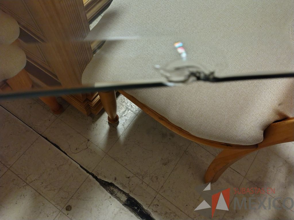 Lote 036 - Comedor para 8 personas de cubierta de vidrio y soportes de madera, trinchero de 2 puertas y 4 puertas, 8 sillas de madera y asiento en tela color blanco. - Imagen 15
