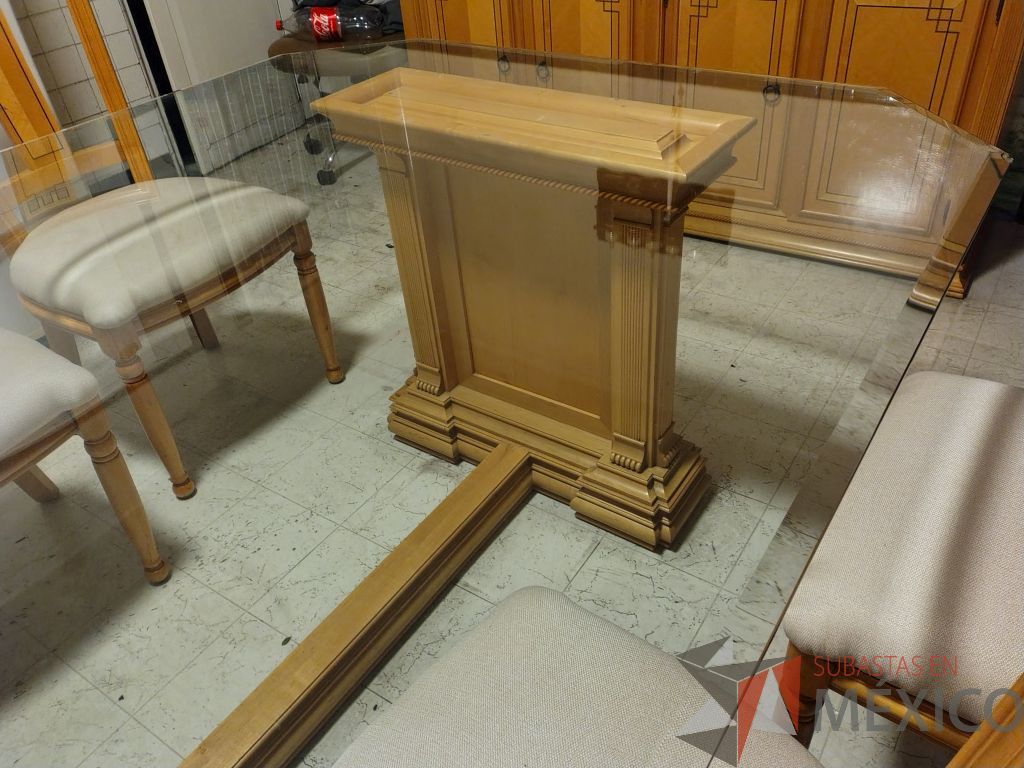 Lote 036 - Comedor para 8 personas de cubierta de vidrio y soportes de madera, trinchero de 2 puertas y 4 puertas, 8 sillas de madera y asiento en tela color blanco. - Imagen 16